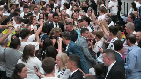 El-Jugador-Británico-Del-Real-Madrid,-Jude-Bellingham,-Es-Visto-Rodeado-De-Aficionados-Durante-La-Celebración-De-Su-15ª-Victoria-En-El-Título-De-La-Liga-De-Campeones-De-La-UEFA-En-Madrid,-España.