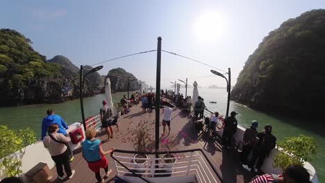 Video-Einer-Kleinbootstour-Auf-Dem-Oberdeck-In-Der-Halong-Bucht