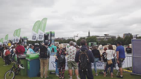 Multitudes-De-Personas-Observando-Los-Senderos-Juveniles-De-BMX-En-Glasgow-Green.