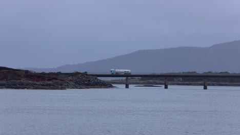 Toma-De-Seguimiento-Lenta-De-Un-Camión-Conduciendo-Sobre-El-Puente-De-La-Isla-De-Skye.