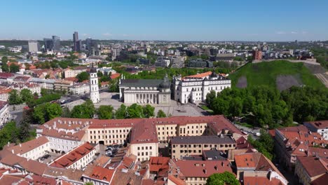 Vilna,-Lituania:-Plano-Cinematográfico-De-Establecimiento-De-La-Plaza-De-La-Catedral,-La-Torre-De-Gediminas