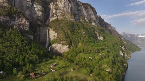 Impresionante-Vista-Aérea-De-Las-Cascadas-De-Seerenbachfälle-Con-Su-Magnífico-Entorno-Natural-Y-El-Hermoso-Lago-Walensee,-En-Amden-Betlis,-Suiza