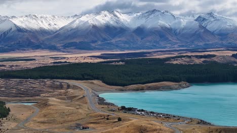 View-point-on-Lake-Pukaki,-tourist-attraction-surrounded-by-mountain-peaks-in-New-Zealand