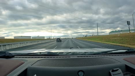 Pov---Conduciendo-Cerca-De-Corpus-Christi-Texas-En-La-Interestatal-37-En-Un-Día-Nublado