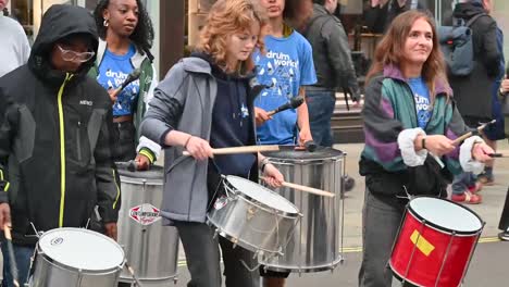 Mädchen,-Die-Für-Drum-Works-Arbeiten,-Spielen-Vor-Dem-Finale-Der-UEFA-Champions-League-In-Wembley,-London,-Großbritannien