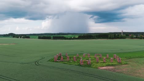 Ruinas-De-Un-Antiguo-Edificio-Que-Parece-Stonehenge,-Smiltene,-Letonia