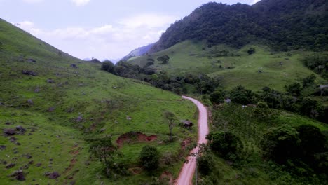 Volando-A-Lo-Largo-De-La-Carretera-Que-Conduce-Al-Vasto-Paisaje-Brasileño,-Aéreo