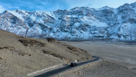 Touristenfahrzeug-Fährt-Durch-Die-Kalte-Wüste-Sarfaranga---Skardu-Tal-In-Pakistan