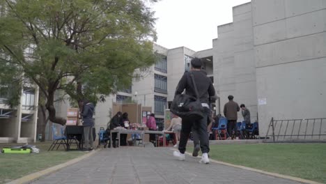 Students-arriving-at-the-university,-Mexico-City