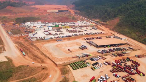 Toma-Aérea-Del-Concurrido-Centro-De-Transporte-En-La-Zona-Económica-Especial-De-Boten