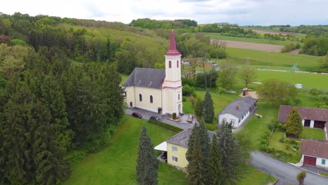 Iglesia-Parroquial-Rotenturm-An-Der-Pinka-En-Vista-Aérea-De-Aproximación