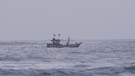 Fischerboot-Segelt-Im-Meer_Carter-Road-Bandra