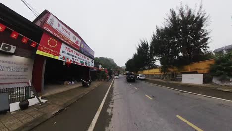 Vídeo-De-Gran-Angular-Tomado-En-La-Mañana-De-Una-Carretera-De-Isla-Con-Niebla-Y-Con-Menos-Tráfico