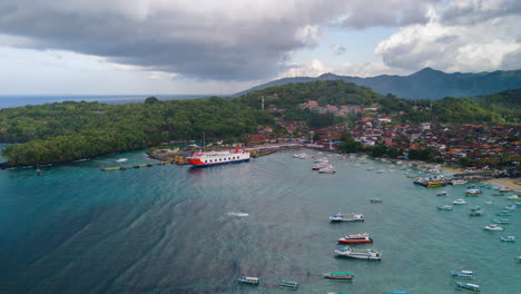 Puerto-Marítimo-Con-Ferries-Y-Barcos-En-Los-Mares-Azules-De-Bali,-Indonesia.