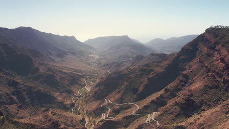 Luftdrohne-Fliegt-Durch-Felsiges-Wüstental-In-Den-Bergen-Auf-Gran-Canaria,-Spanien