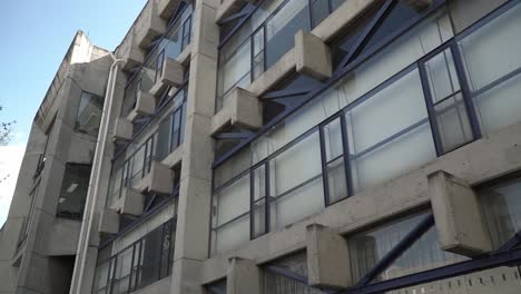 Building-facade-within-the-Mexican-university-campus