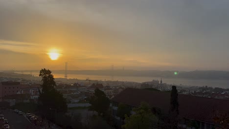 Hermoso-Amanecer-Sobre-El-Puente-Del-25-De-Abril,-Lisboa,-Portugal