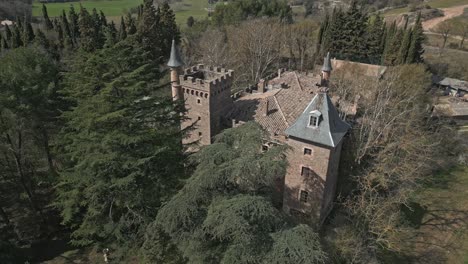 Aufsteigende-Neigung-Nach-Unten-Aufnahme-Der-Burg-Perafita-Bei-Tageslicht,-Katalonien,-Spanien