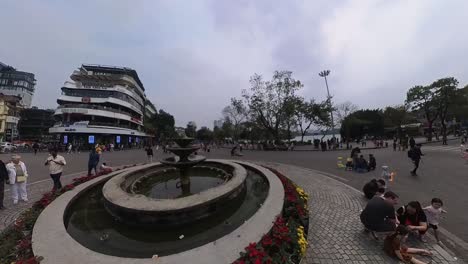 Plaza-De-La-Revolución-De-Agosto,-El-Público-Y-Los-Turistas-Se-Reunieron-En-Las-Calles-De-Hanoi.