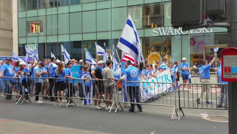 Una-Vista-A-Nivel-De-Calle-Del-Desfile-Del-Día-De-Israel-En-La-Ciudad-De-Nueva-York-En-Un-Día-Soleado