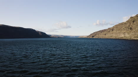 Agua-Azul-Profunda-De-La-Garganta-Superior-Del-Río-Columbia-En-El-Este-De-Washington,-Estados-Unidos