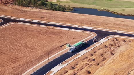 LKW-Und-Maschinen-Verlegen-Asphalt-Auf-Einer-Neuen-Bühne-Im-Silverwoods-Estate-In-Yarrawonga