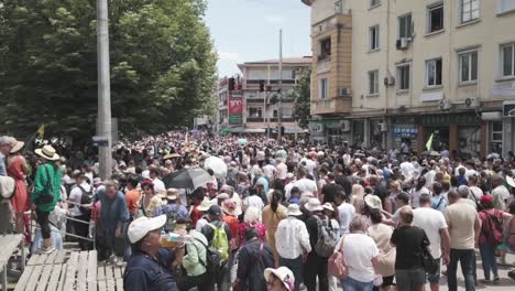 Miles-De-Turistas-Se-Unen-Al-Final-Del-Desfile-Callejero-Del-Festival-De-La-Rosa-Búlgara