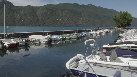 Lanchas-A-Motor-Atracadas-En-El-Puerto-De-Barcos-Lago-Alpino-Azul-En-Toma-Estática-Marina-A-La-Luz-Del-Día-Europea