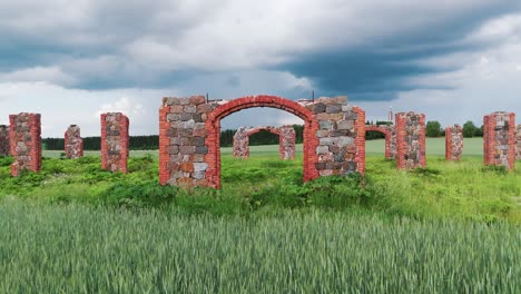 Ruinas-De-Un-Antiguo-Edificio-Que-Parece-Stonehenge,-Smiltene,-Letonia