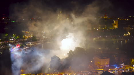 Fireworks-over-Wawel-Royal-Castle-and-Vistula-river-in-Krakow-during-Dragon-Parade,-Poland