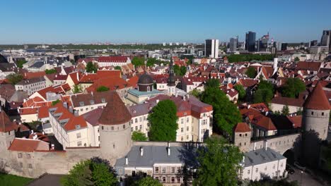 Un-Dron-Asciende-Sobre-El-Famoso-Casco-Antiguo-De-Estonia-En-Tallin