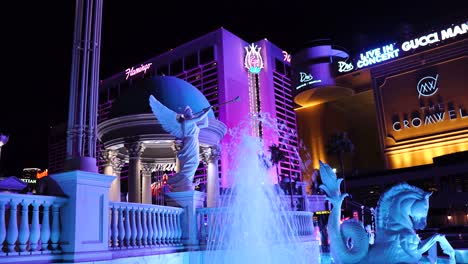 Las-Vegas,-USA,-Caesars-Palace-Brunnen-In-Lichtern-Bei-Nacht,-Streifen-Verkehr-Und-Gebäude