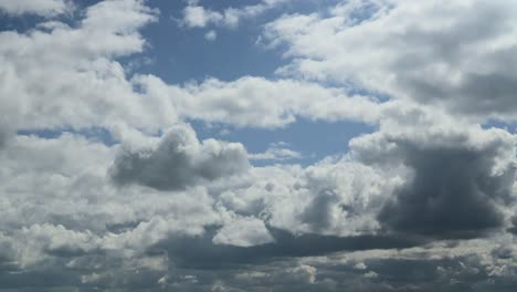 Nubes-Desarrollándose-Y-Moviéndose-A-Través-De-Un-Cielo-Primaveral.