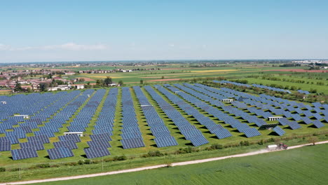 Großer-Solarpark-Auf-Dem-Land-An-Einem-Sonnigen-Tag