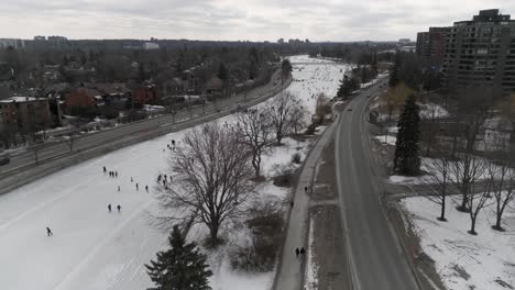 Patinaje-Sobre-El-Canal-Rideau,-Pista-De-Patinaje,-Disparo-Con-Drones-En-Invierno