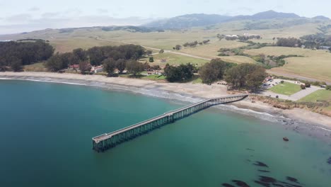 Toma-Panorámica-Aérea-Del-Antiguo-Pueblo-De-San-Simeón-En-La-Costa-Central-De-California.