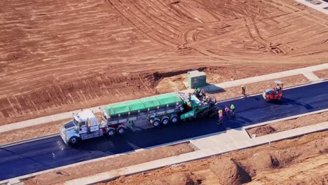 Máquina-Pavimentadora-De-Camiones-Y-Trabajadores-Poniendo-Asfalto-En-Un-Nuevo-Escenario-En-Silverwoods-Estate-En-Yarrawonga