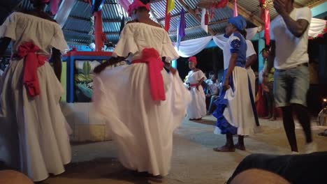 Un-Grupo-De-Afrodescendientes-Realizan-Una-Danza-Ritual-Vestidos-Con-Trajes-Tradicionales