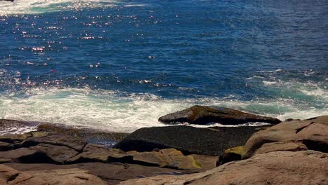 Costa-Rocosa-De-York,-Maine,-Mostrando-El-Océano-Y-Grandes-Rocas-De-Granito.