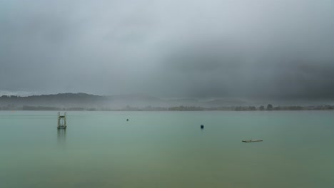 Las-Nubes-De-Lluvia-Se-Mueven-A-Través-Del-Horizonte-En-Un-Lago-En-Suiza