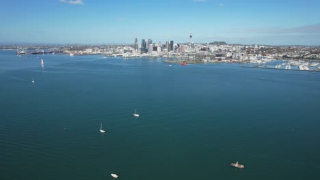 Puerto-De-Auckland-Y-Horizonte-De-La-Ciudad-En-Nueva-Zelanda---Toma-Aérea-De-Drones