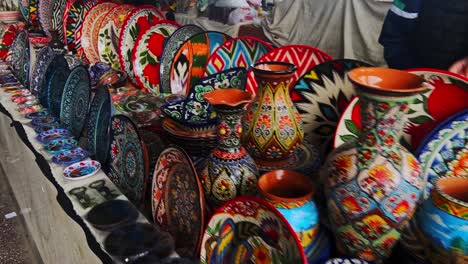 Venta-De-Coloridas-Placas-De-Cerámica-Nacional-En-El-Bazar-Chorsu-En-El-Casco-Antiguo-De-La-Ciudad-De-Tashkent,-Uzbekistán,-Asia-Central