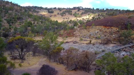 Dolly-Rechter-Clip-Der-Bells-Rapids-Bridge-Mit-Wanderern,-Die-Den-Trockenen-Swan-River-überqueren