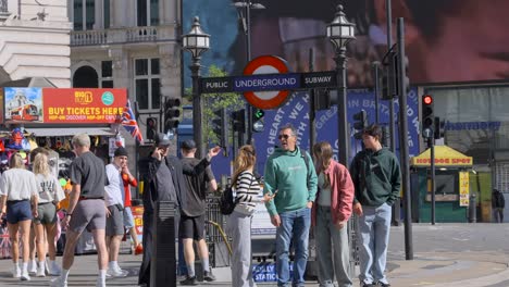 Turistas-Frente-A-Una-Señal-De-Metro-Subterráneo