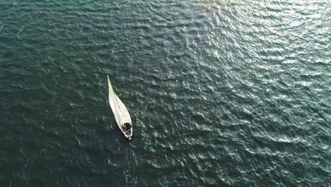 Segelboot,-Das-An-Einem-Sonnigen-Tag-über-Das-Meer-Kreuzt