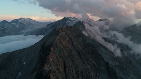 Pintoresca-Vista-Sobre-El-Pico-De-Las-Montañas-Rocosas-Al-Atardecer