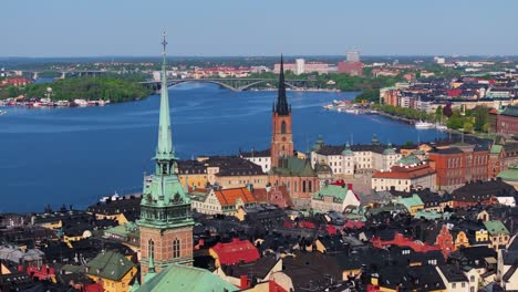 Increíble-Cinemática-Que-Establece-Un-Disparo-Con-Drones-Sobre-Gamla-Stan---Casco-Antiguo-De-Estocolmo,-Suecia