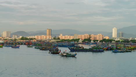 Skyline-Und-Fischerboot-In-Der-Küstenstadt-Da-Nang-In-Zentralvietnam,-Bekannt-Für-Ihre-Sandstrände