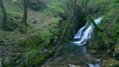 Cascadas-Escondidas-Que-Fluyen-Desde-Montañas-Rocosas-Cubiertas-De-Musgo-En-Santa-Leocadia,-Mazaricos,-Galicia-España