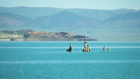 Spektakuläre-Sedimentformationen-Entlang-Der-Ufer-Des-Mono-Lake